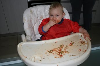 Haine, patut, carucior si scaun de masa copii