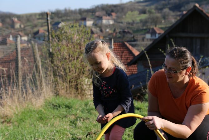 copil in gradina de la tara